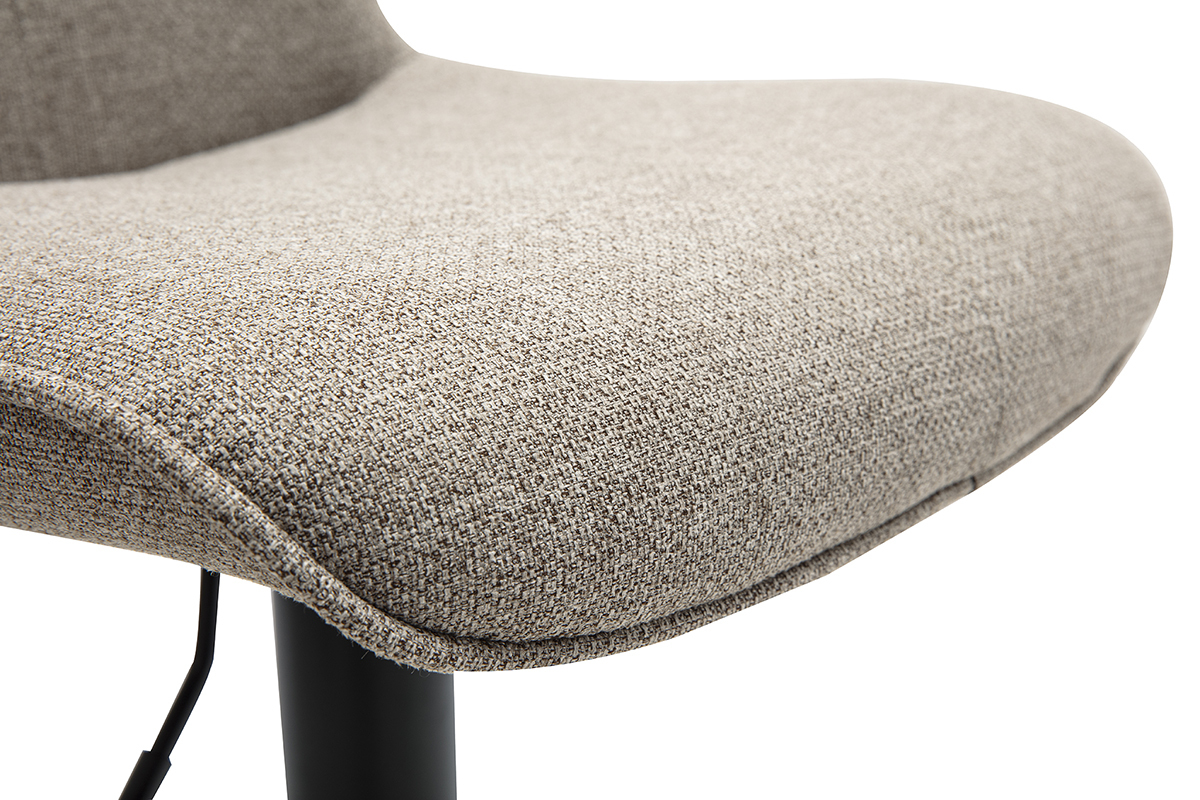 Primer plano del asiento topo en tela de una silla de bar con pie de metal negro.