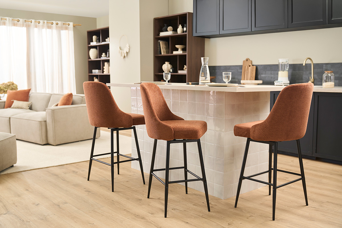 Taburetes de bar giratorios 360� en tejido chenilla tierra quemada y metal H66 cm (juego de 2) HASTA