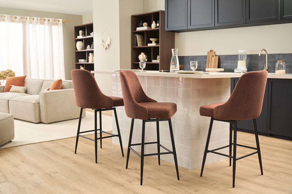 Taburetes de bar giratorios 360� en tejido chenilla tierra quemada y metal H66 cm (juego de 2) HASTA