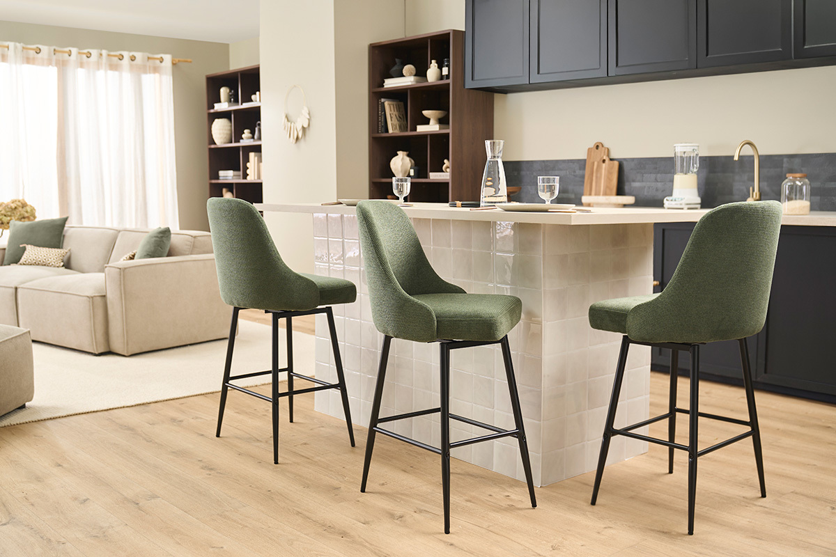 Taburetes de bar giratorios 360� en tejido chenilla verde caqui y metal H66 cm (lote de 2) HASTA