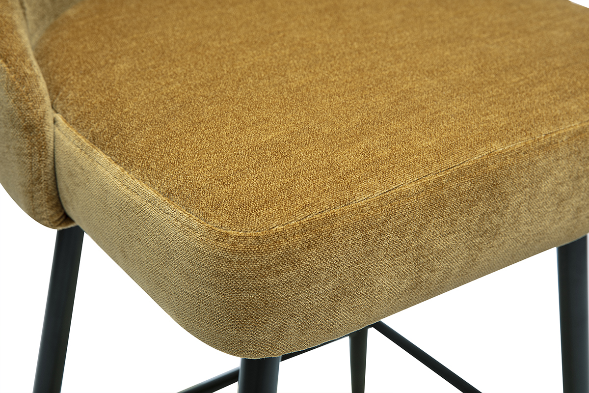 Primer plano del asiento de tela con efecto terciopelo amarillo curry de los taburetes de bar HASTA