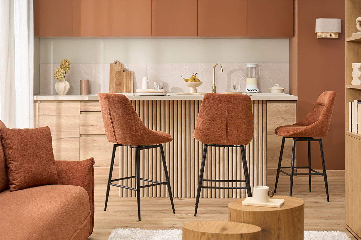 Taburetes de bar giratorios 360� en tela efecto terciopelo texturizado marr�n quemado y metal H66 cm (juego de 2) ALESS