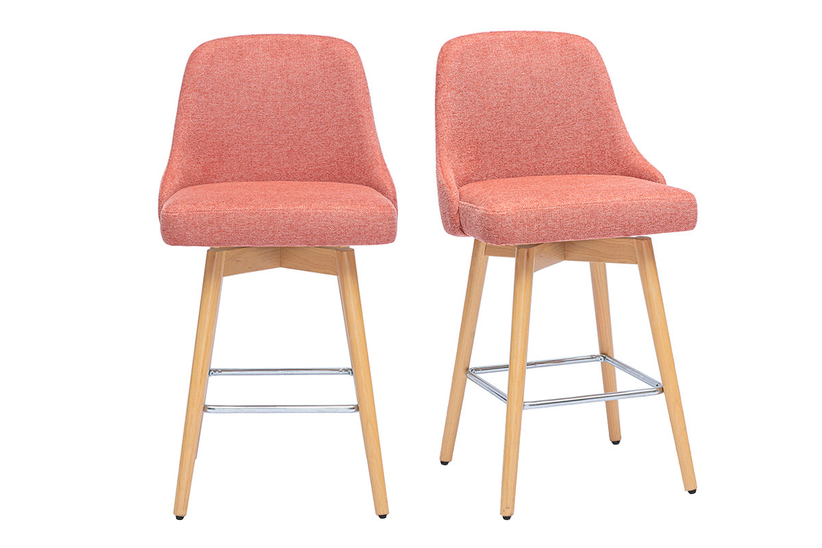 Dos taburetes de bar escandinavos de tela terracota y madera, vista frontal.