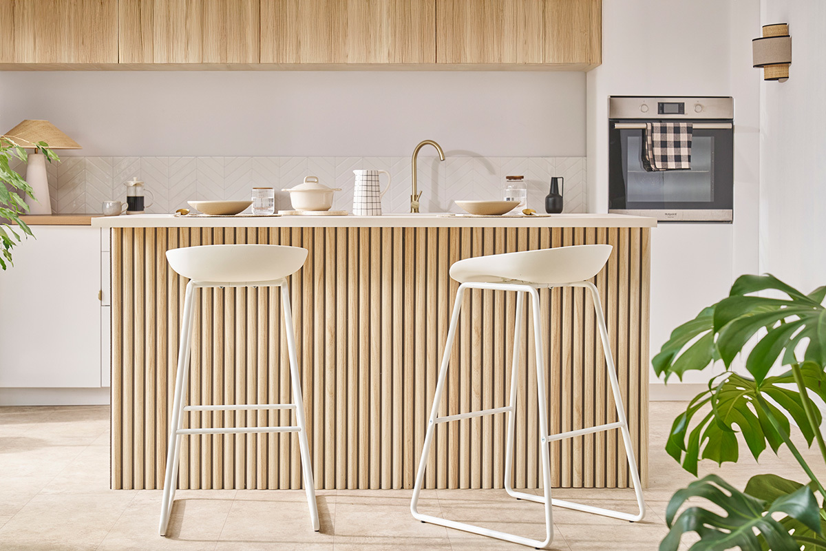 Taburetes de bar modernos blancos con patas en metal (lote de 2) PEBBLE