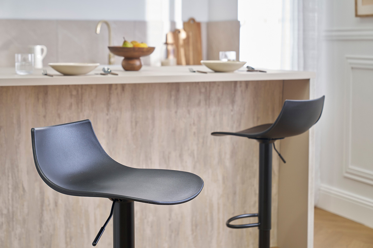 Taburetes de bar regulables en diseo negro (juego de 2) KELLY