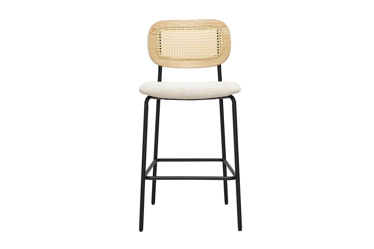 Taburete de dise�o MIRANDA en tejido beige, base met�lica negra y respaldo de rejilla de mimbre, vista frontal.