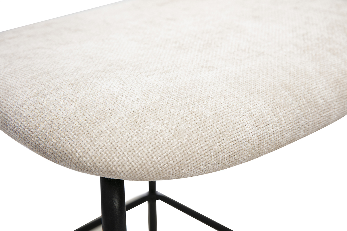 Vista en primer plano del asiento de tela con efecto de terciopelo texturizado beige de un taburete de dise�o.