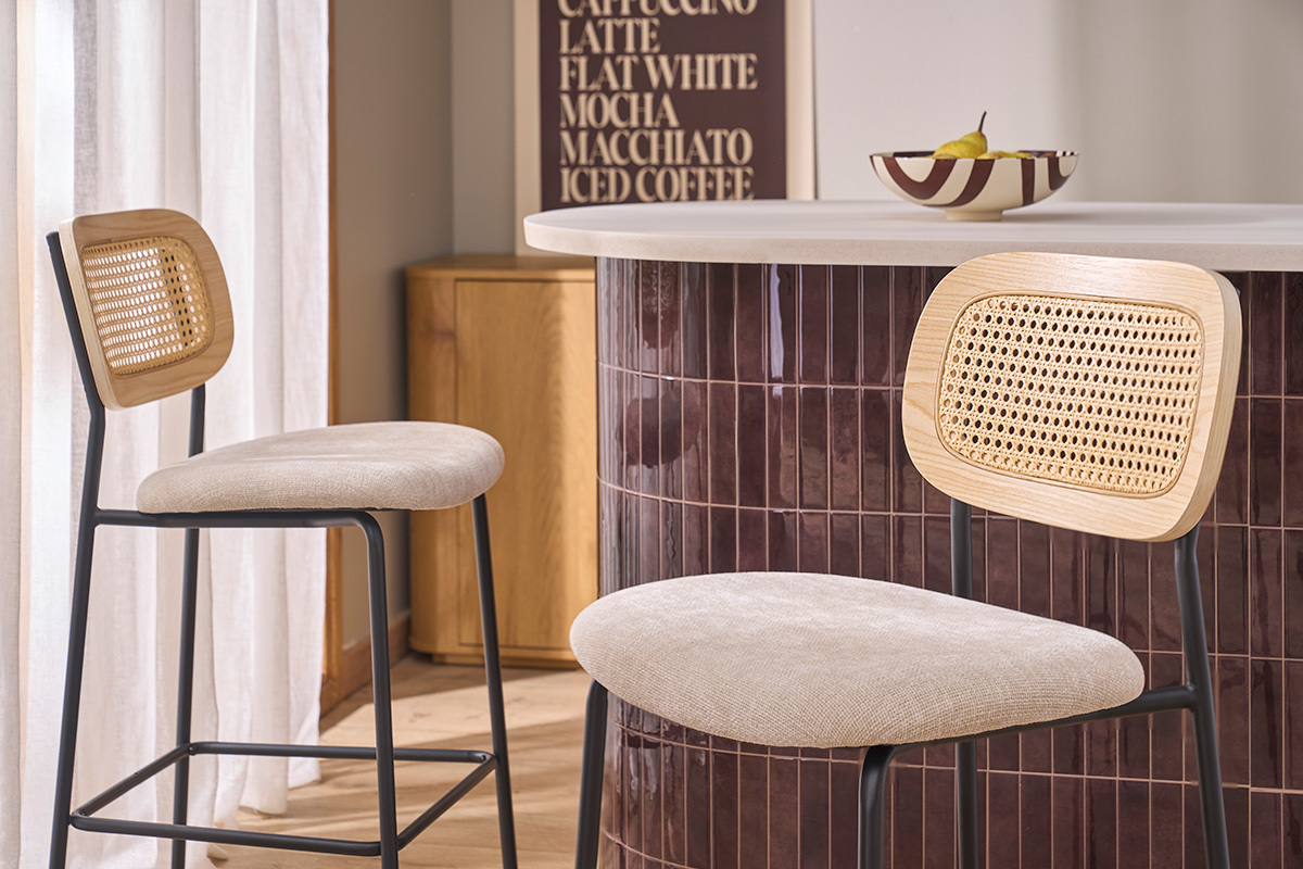 Taburetes de dise�o en tejido efecto terciopelo texturizado beige, metal negro y rejilla de rat�n (lote de 2) MIRANDA