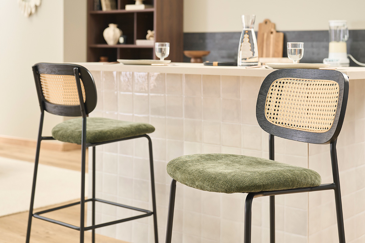 Taburetes de dise�o en tela efecto terciopelo texturado verde caqui, metal negro y mimbre de rat�n (juego de 2) MIRANDA