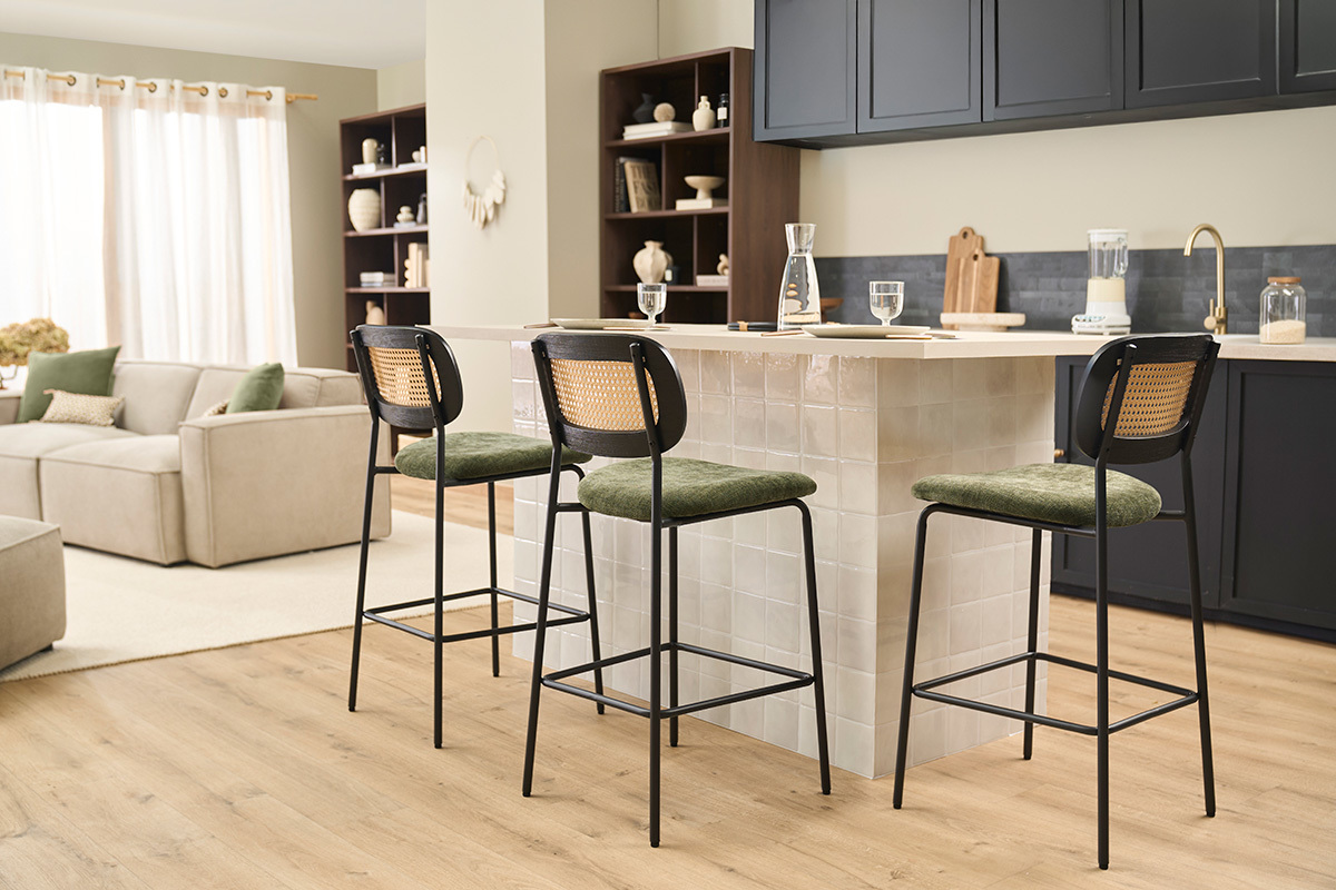 Taburetes de dise�o en tela efecto terciopelo texturado verde caqui, metal negro y mimbre de rat�n (juego de 2) MIRANDA