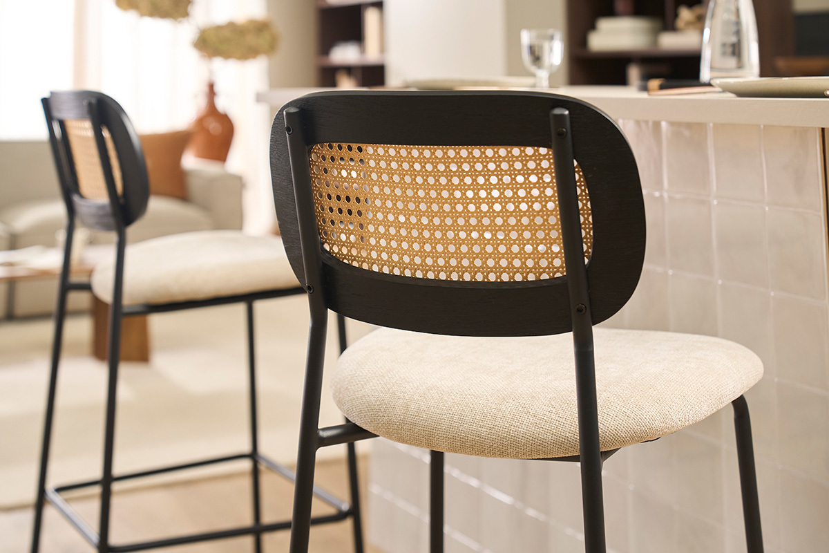 Taburetes de dise�o en tela efecto terciopelo texturizado beige, metal negro y mimbre (juego de 2) MIRANDA