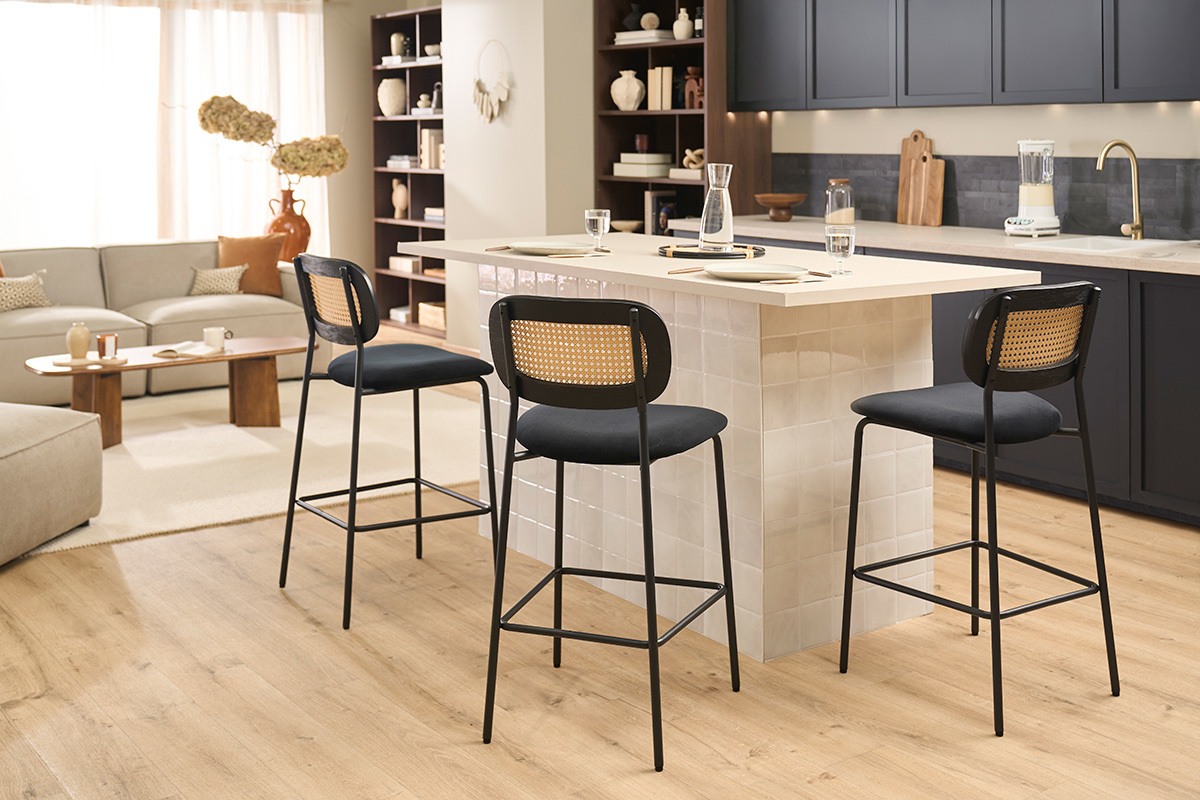 Taburetes de dise�o en terciopelo negro, metal negro y mimbre de rat�n (set de 2) MIRANDA