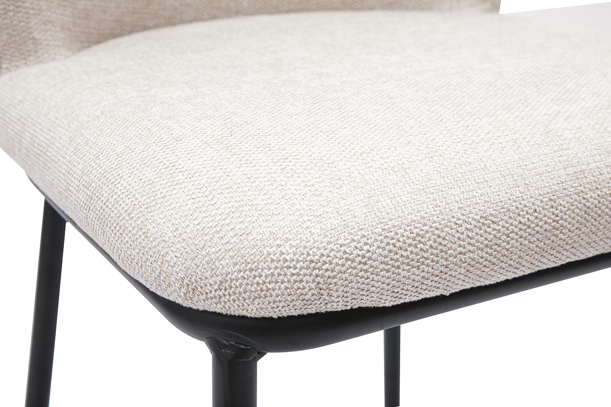 Detalle de un taburete de tela beige efecto terciopelo y metal negro, vista cercana del asiento