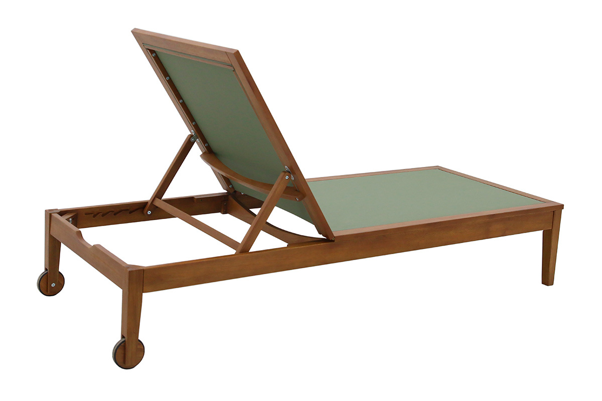 Tumbona de madera maciza y tela color caqui con respaldo reclinable, vista trasera 3/4.