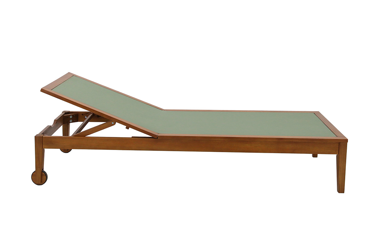 Tumbona de madera maciza con lona color caqui, vista lateral, respaldo reclinable, ruedas visibles.