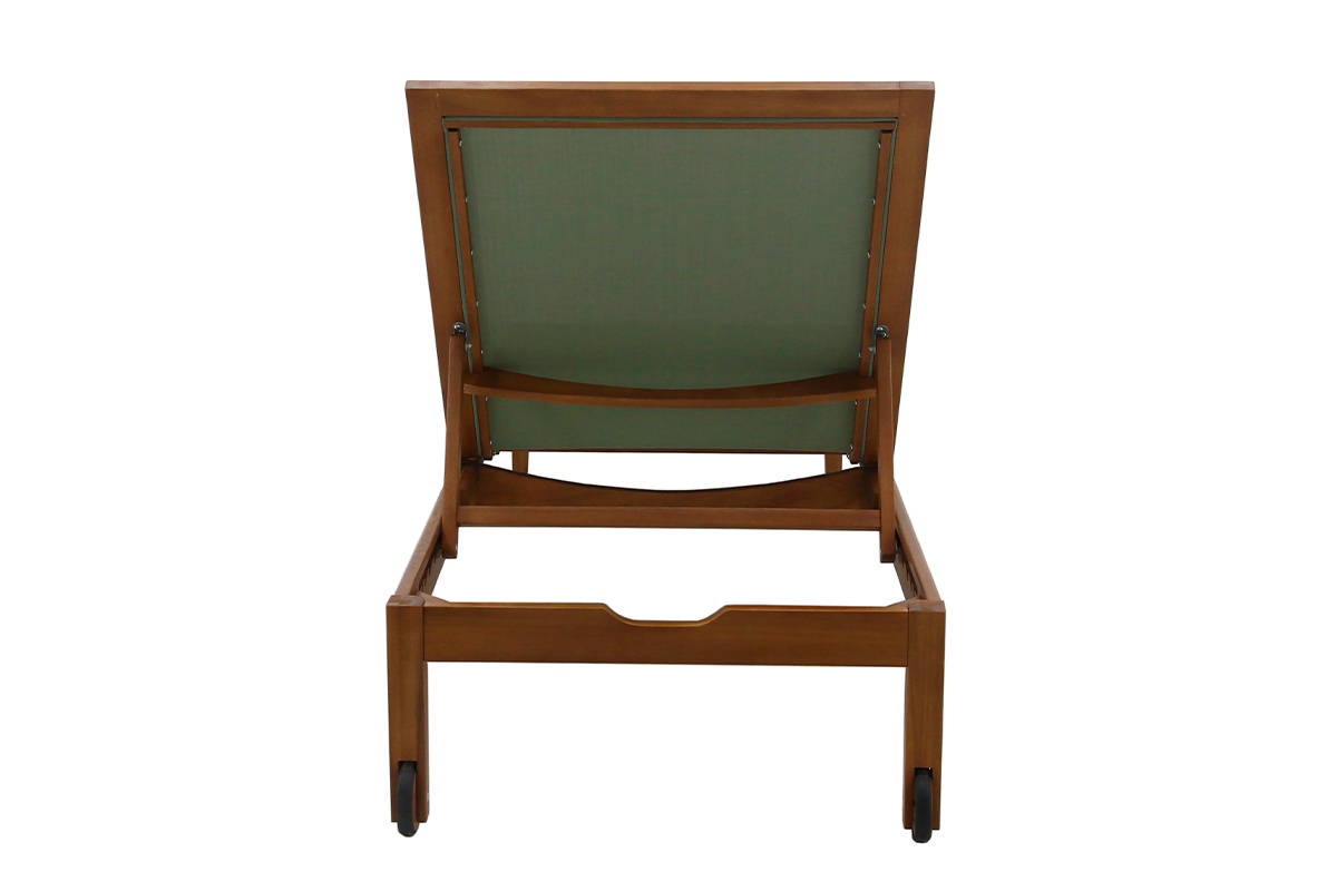 Vista trasera de una tumbona de madera maciza y tela verde caqui.