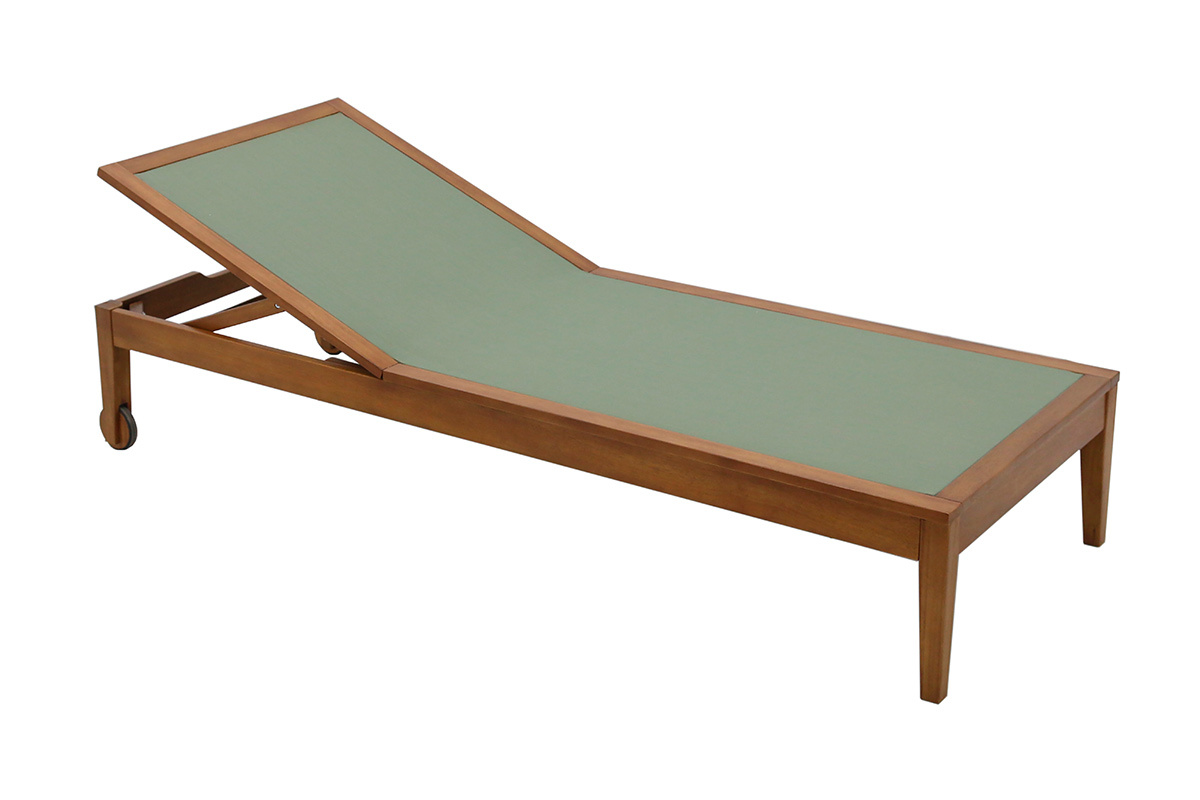 Tumbona de madera maciza con lona verde kaki, inclinada, vista de 3/4.