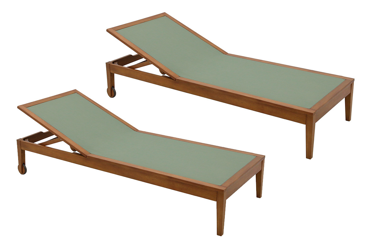Dos tumbonas verde caqui con estructura de madera, vista de tres cuartos.