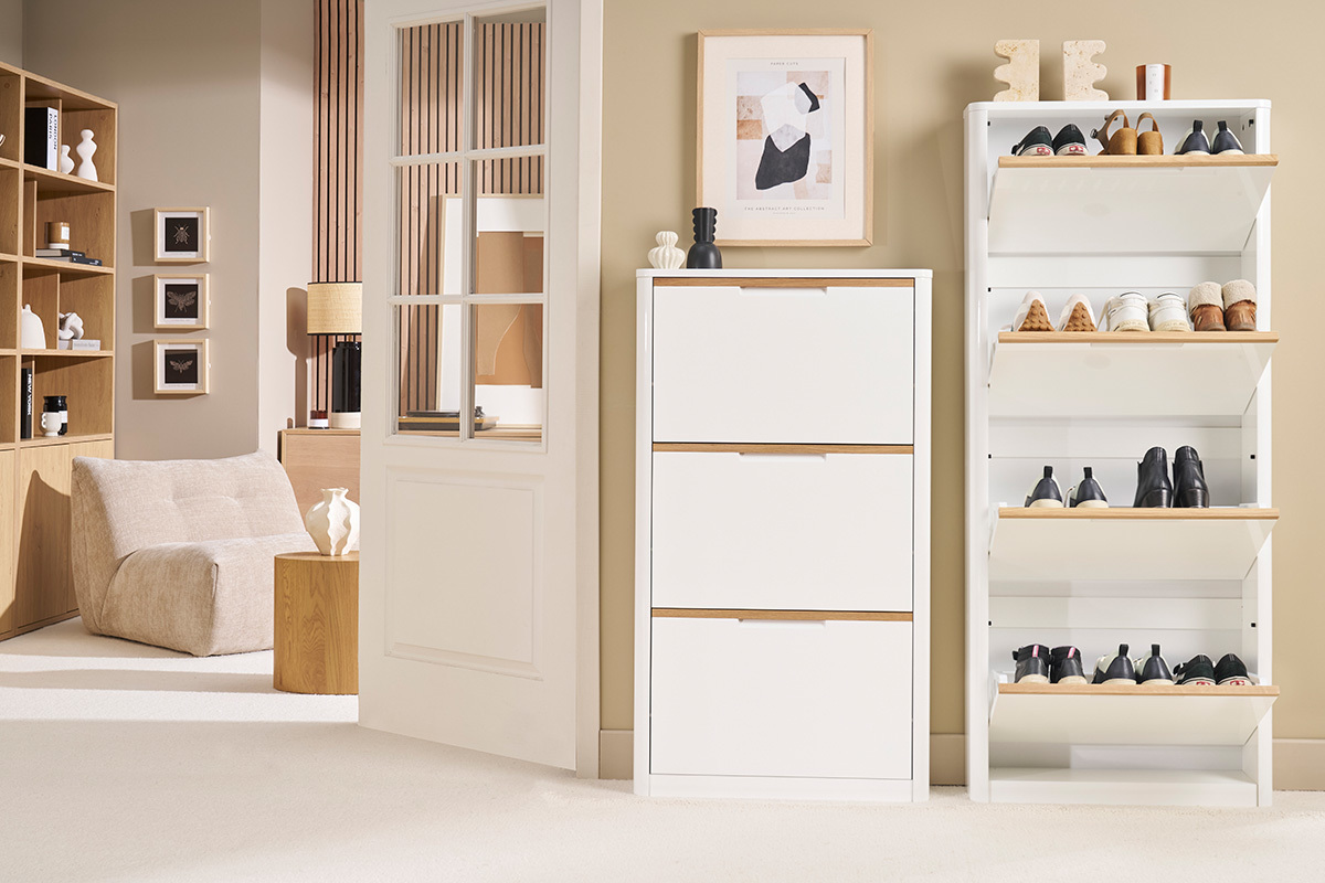 Mueble para zapatos blanco lacado brillante KIRK con 4 puertas, vista frontal en un saln moderno.
